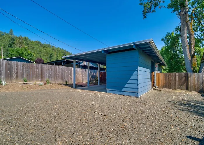 Cozy Roseburg Home W/ Deck + Gas Grill!