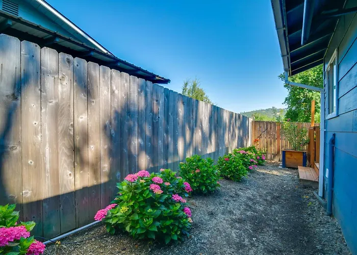 Cozy Roseburg Home W/ Deck + Gas Grill!
