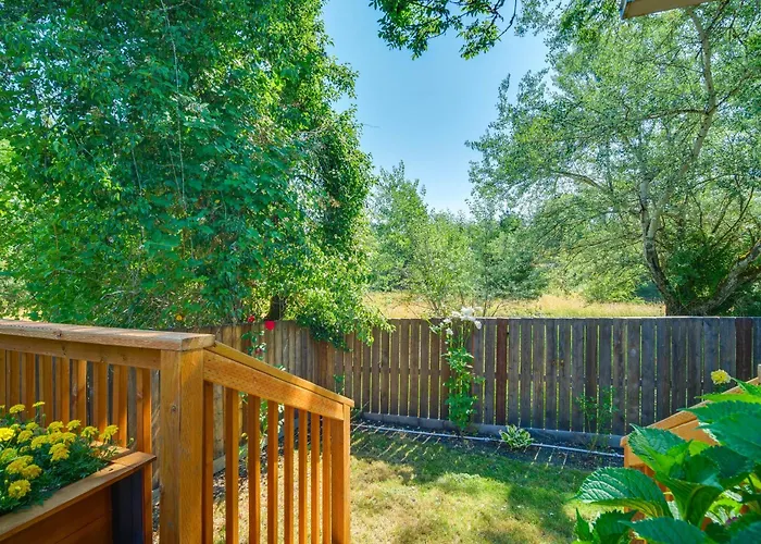 Cozy Roseburg Home W/ Deck + Gas Grill!