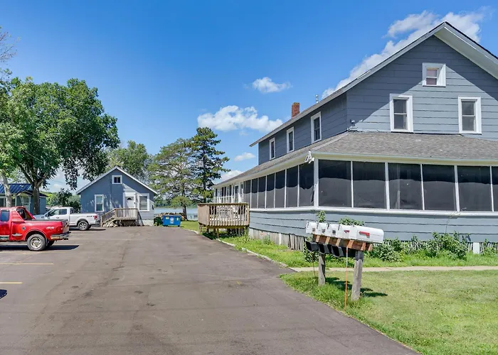 Lakefront Mound Getaway: Near Snowmobiling Trails!