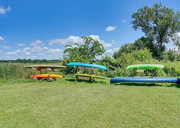 Lakefront Mound Getaway: Near Snowmobiling Trails!