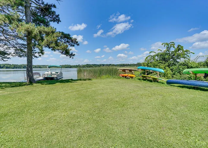 Lakefront Mound Getaway: Near Snowmobiling Trails!