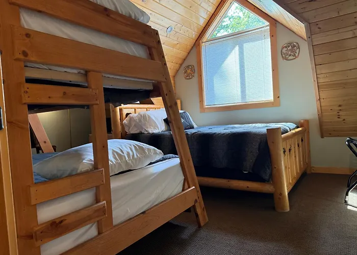 Shasta Lake Luxury Log Cabin: Hot Tub & Pool