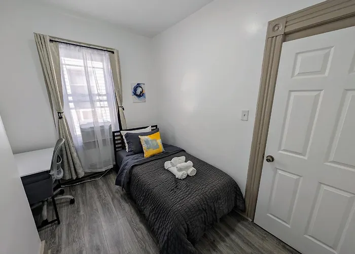 Spacious Duplex Retreat In City W/ Parking Nearby