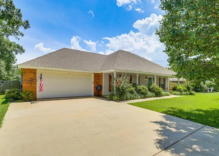 Updated Retreat W/ Outdoor Space In Flowood!