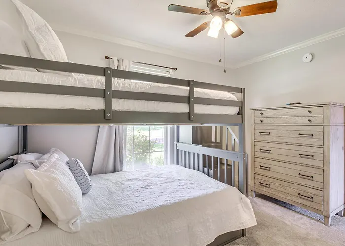 Updated Retreat W/ Outdoor Space In Flowood!