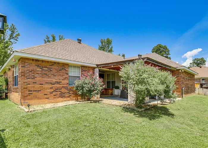 Updated Retreat W/ Outdoor Space In Flowood!