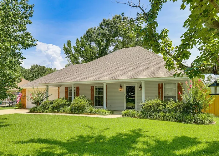 Updated Retreat W/ Outdoor Space In Flowood!