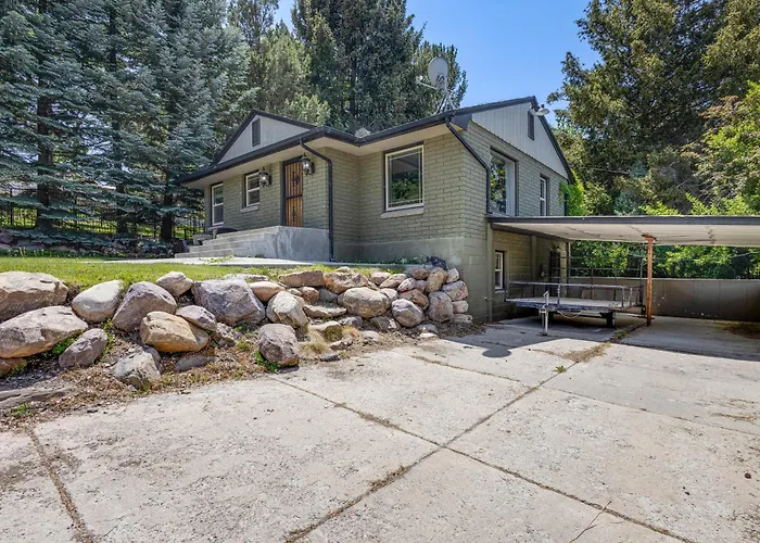 Mountain Views: Walkable Lava Hot Springs Home!