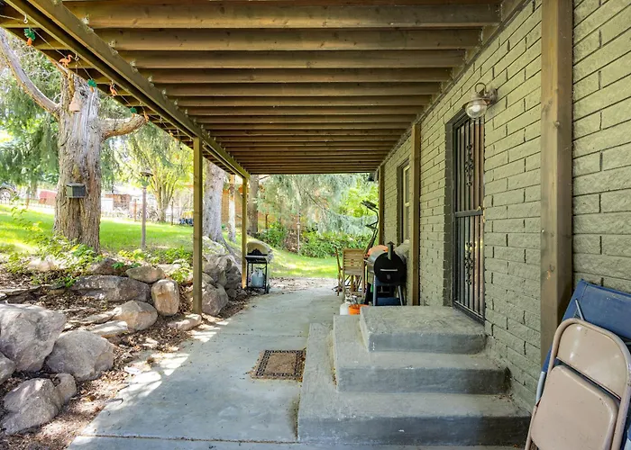 Mountain Views: Walkable Lava Hot Springs Home!