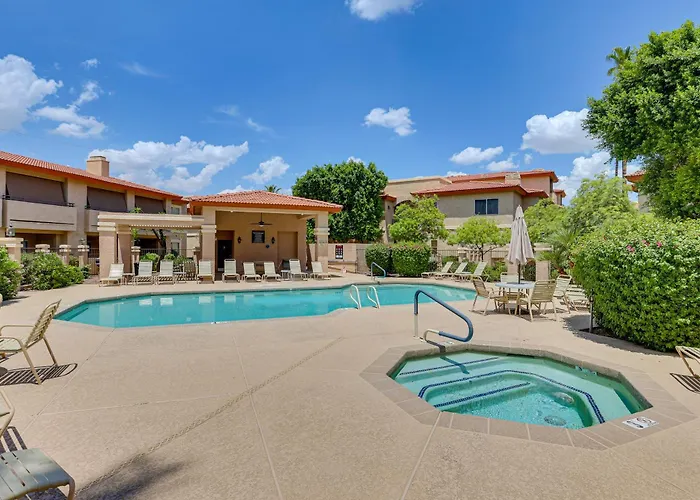 Getaway W/ Balcony & Spa: 13 Mi To Old Town