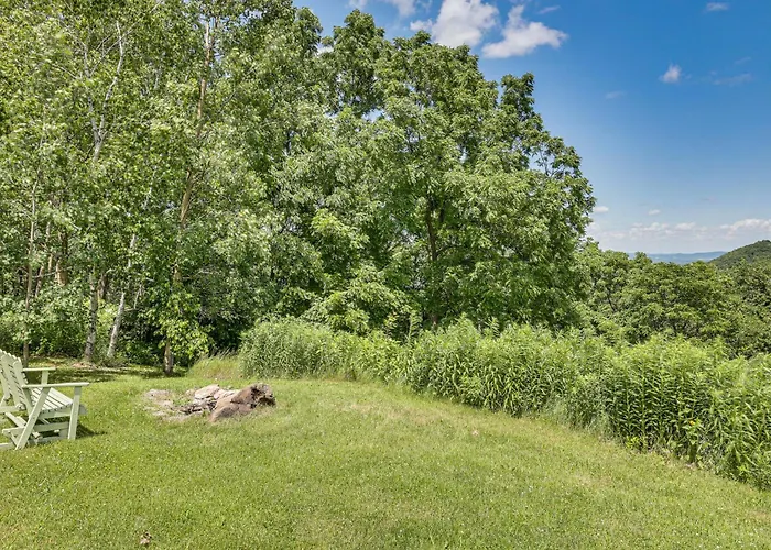 La Crescent Cottage On Minnesota Bluffs W/ View!