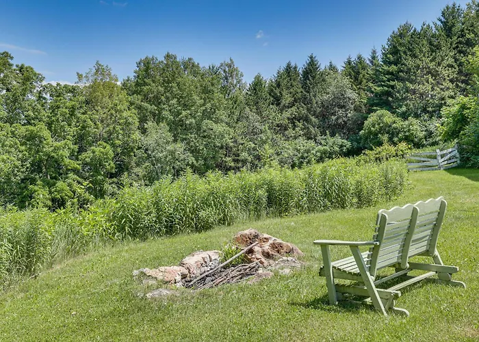 La Crescent Cottage On Minnesota Bluffs W/ View!