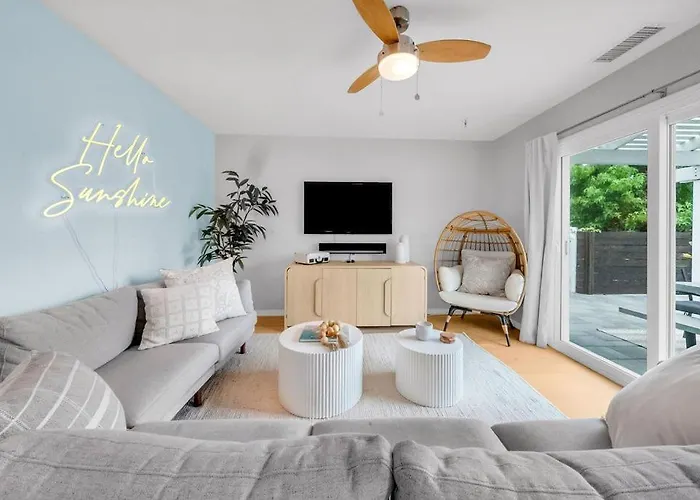 Colorful & Comfy Gem Close To Beach - Yard - Pkg