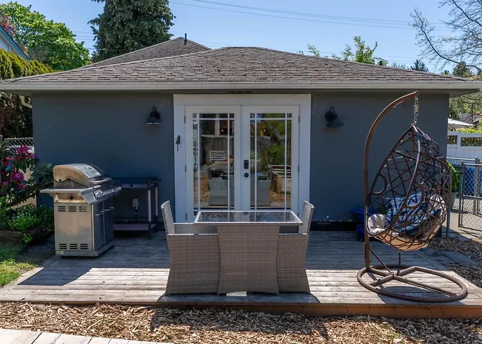 Garden Cottage And Bunkie At Horner Park