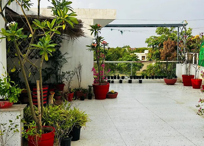 Elegant 6 Bedroom Homestay Near Taj Mahal - Vegetarian