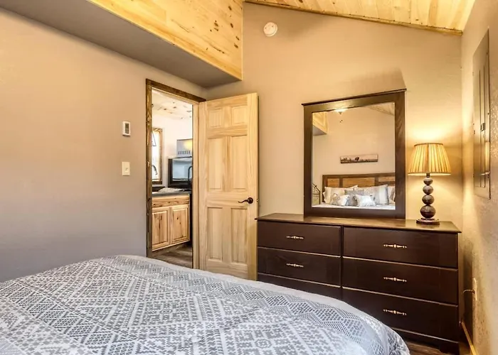 Cozy Creekside Retreat