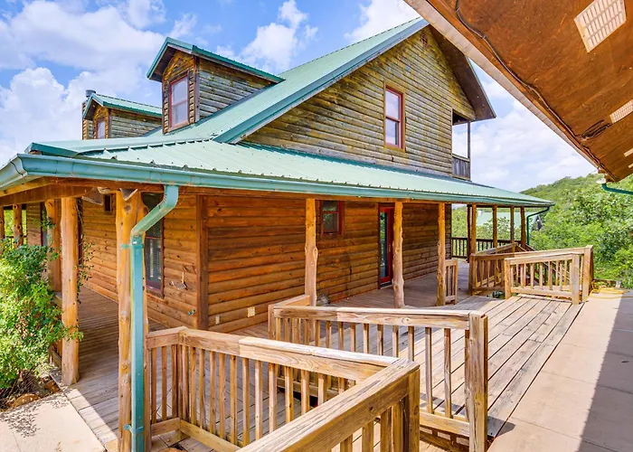 Spacious Cabin W/ Views, Near Lake Lawtonka!
