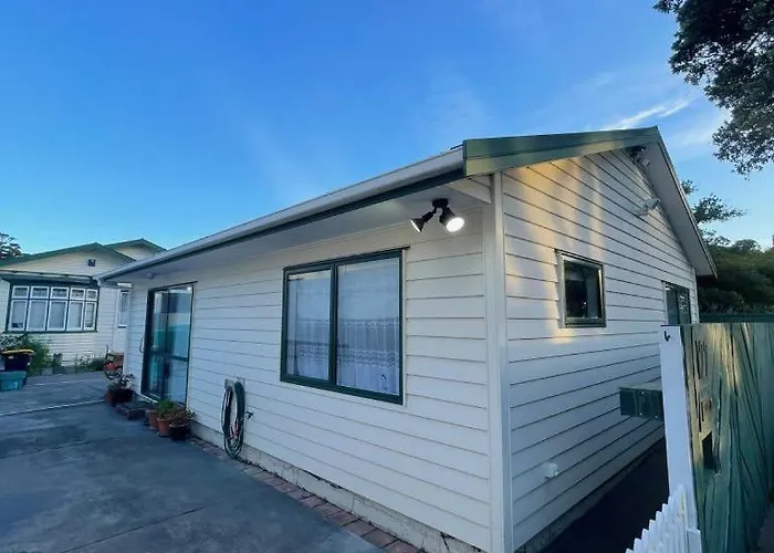 Cosy 2 Bedroom Cottage With Parking Near Airport & Beaches
