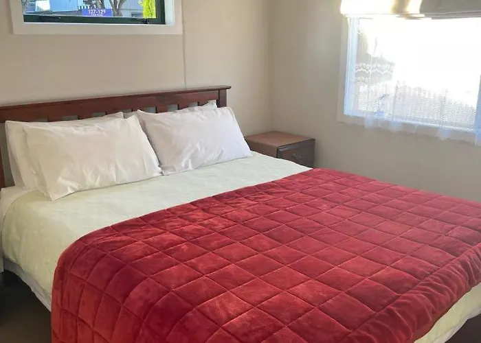 Cosy 2 Bedroom Cottage With Parking Near Airport & Beaches