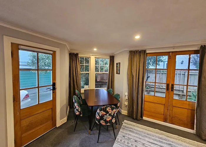 Gorgeous Cottage Near Hospital, With Garage