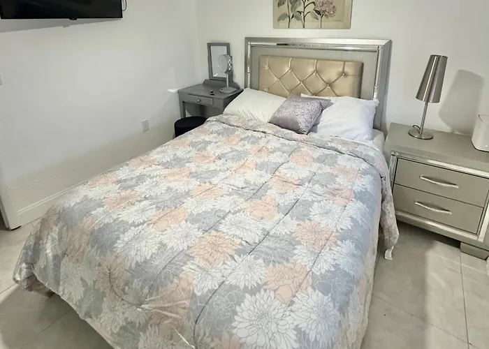 4Bdrm Waterfront Salt Water Pool Home With Outdoor Theater Game Rm Make Up Vanities In Every Room Perfect For Game Days And Concerts Trips To Miami Hard Rock Stadium And Hotel 15 Mins Away