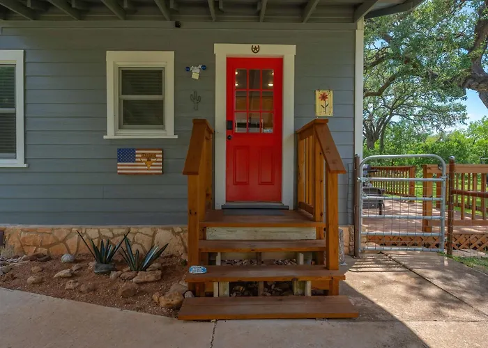 Bandera Bungalow - River, Downtown, Peaceful Fenced Corner Lot! King Bed!