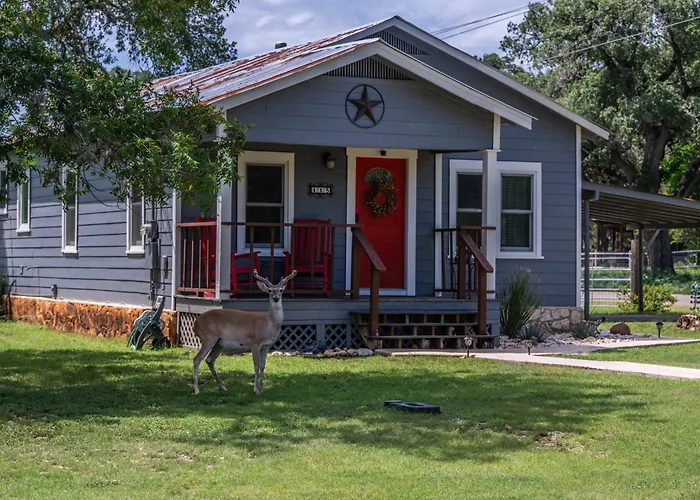 Bandera Bungalow - River, Downtown, Peaceful Fenced Corner Lot! King Bed!