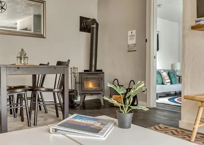 Riverbend Retreat 3 - Riverfront, Hot Tub, Bbq Pet Friendly