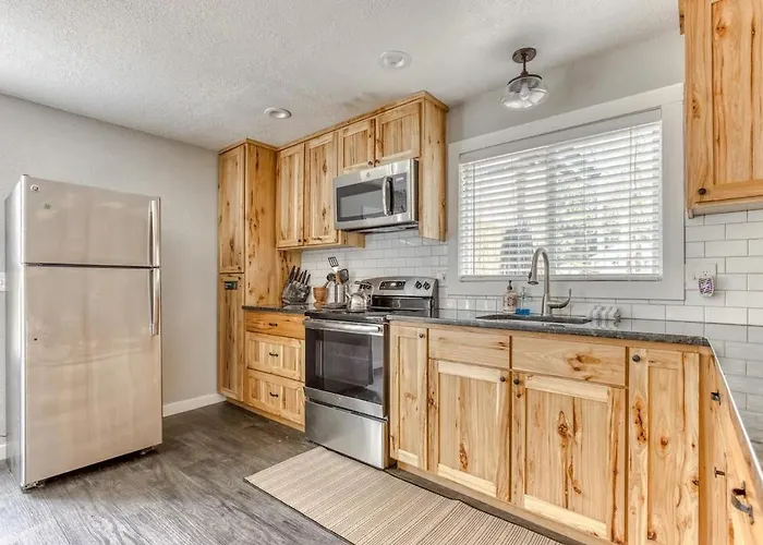 Riverbend Retreat 3 - Riverfront, Hot Tub, Bbq Pet Friendly