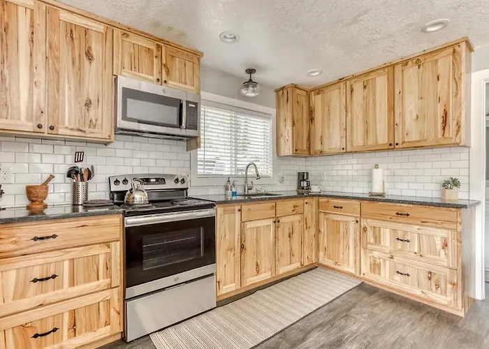 Riverbend Retreat 3 - Riverfront, Hot Tub, Bbq Pet Friendly