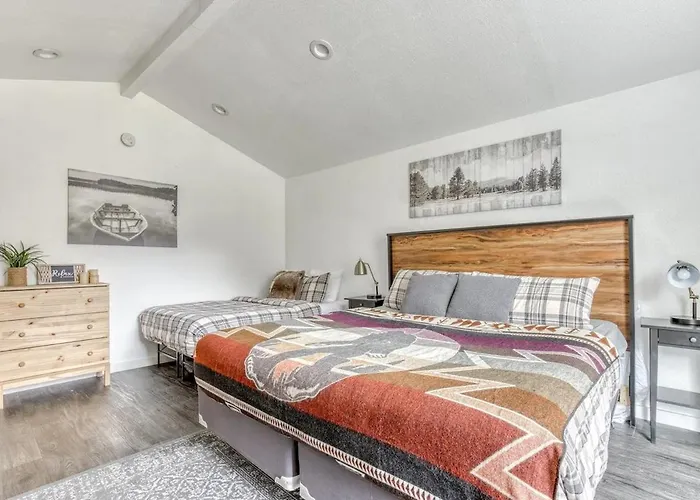 Riverbend Retreat 3 - Riverfront, Hot Tub, Bbq Pet Friendly