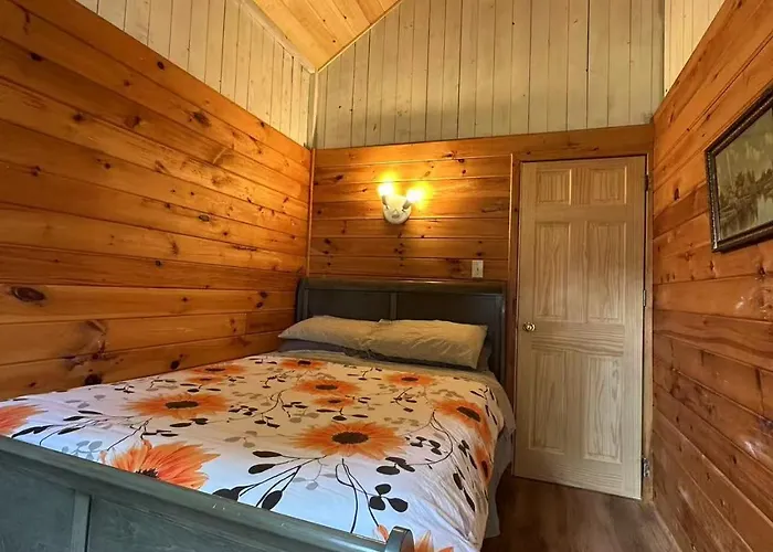 Sea Breeze Retreat-Family-Friendly 3Br Waterfront Cottage With Private Deck