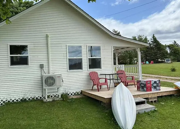 Sea Breeze Retreat-Family-Friendly 3Br Waterfront Cottage With Private Deck