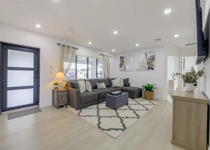 3 Mi To Hard Rock Stadium: Retreat W/ Private Yard