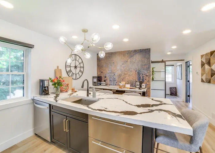 Heated Garage, Walk To Waterfront: Michigan Escape