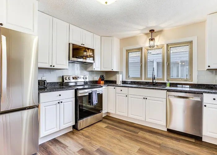 8 Mi To Central Minneapolis: Modern Home W/ Yard