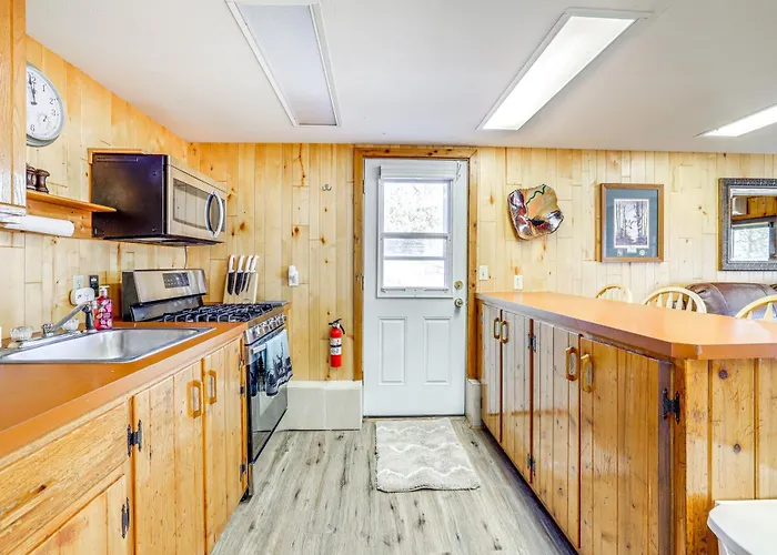 2 Mi To Main Street: Mtn-View Escape In Lander!