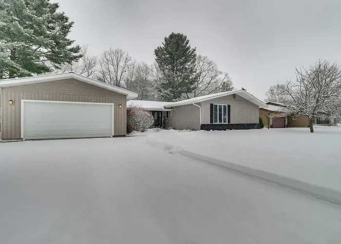 3 Mi To Dtwn Alpena: Family Home W/ Yard!