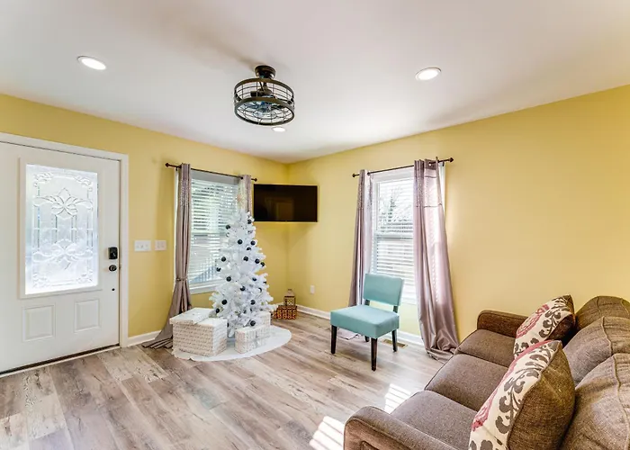 Walk Downtown: Charming Rome Abode W/ Yard!