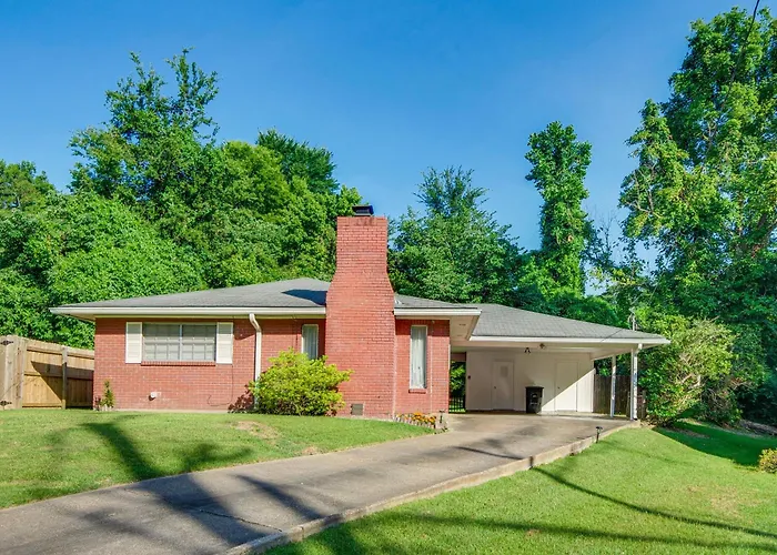 Inviting Vicksburg Home W/ Patio + Charcoal Grill!