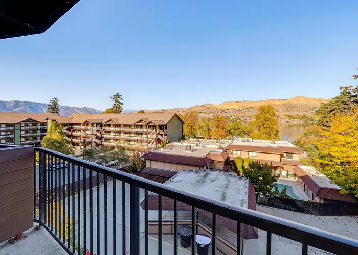 Walk To The Lake: Chelan Condo W/ Mtn Views!