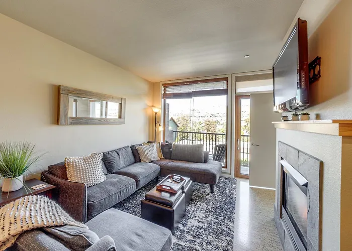 Walk To The Lake: Chelan Condo W/ Mtn Views!