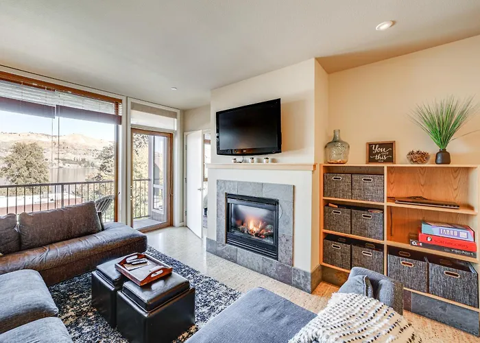 Walk To The Lake: Chelan Condo W/ Mtn Views!