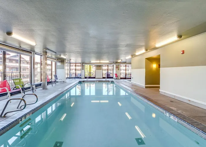 Walk To The Lake: Chelan Condo W/ Mtn Views!
