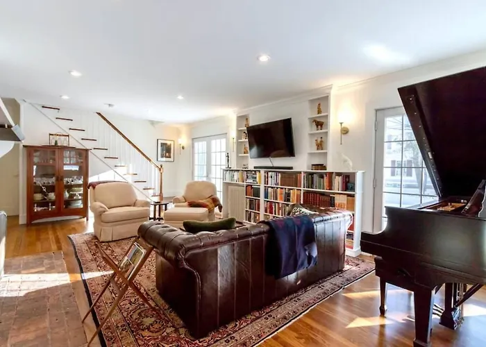 Beautifully Restored Home In Manchester Village