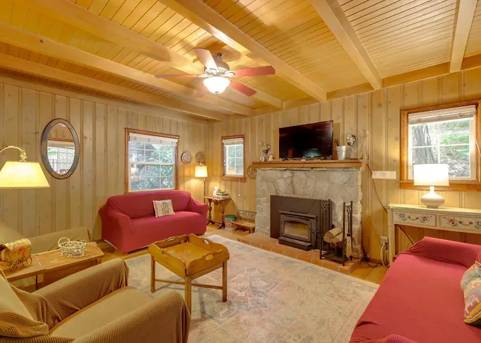 Vintage 'Snow White' Cottage ~ 2 Miles To Village!