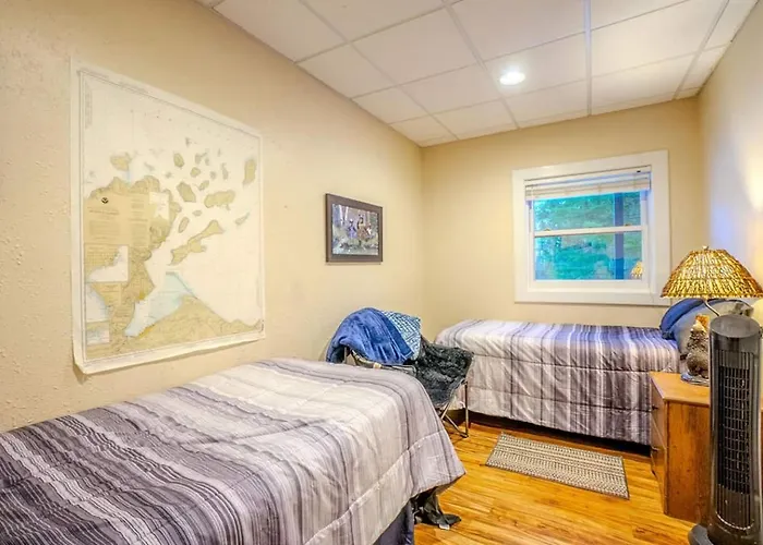 Hidden Gem, 3 Bed Cozy Condo - Dogs Welcomed