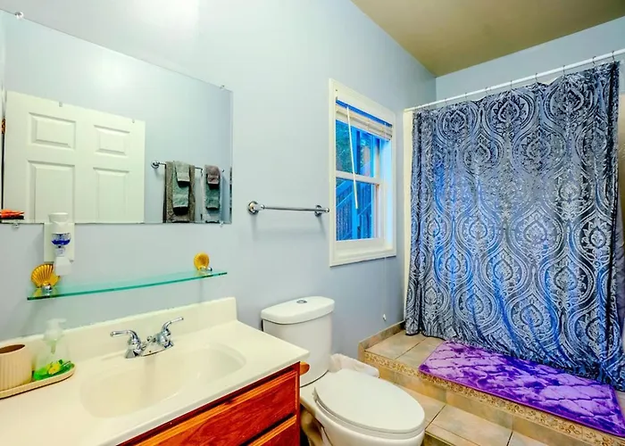 Hidden Gem, 3 Bed Cozy Condo - Dogs Welcomed