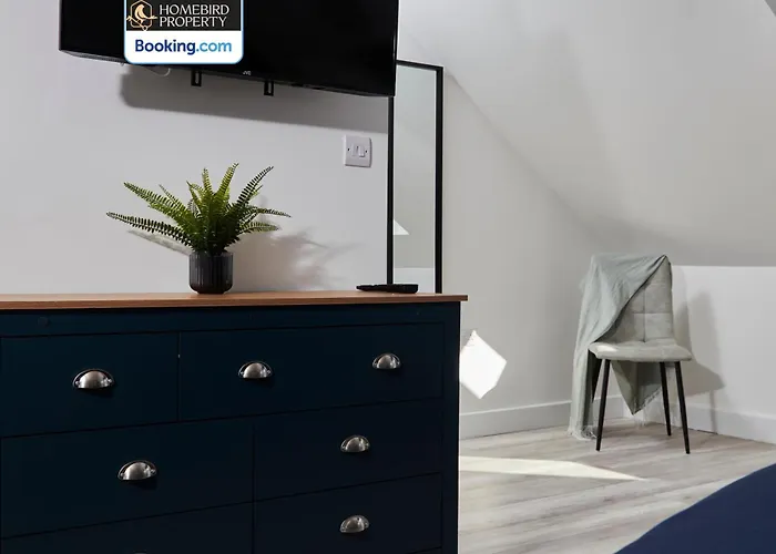 Luxurious 4Bedroom House By Homebird Property Management Short Lets & Serviced Accommodation Leeds With Private Parking, Garden & Patio Area